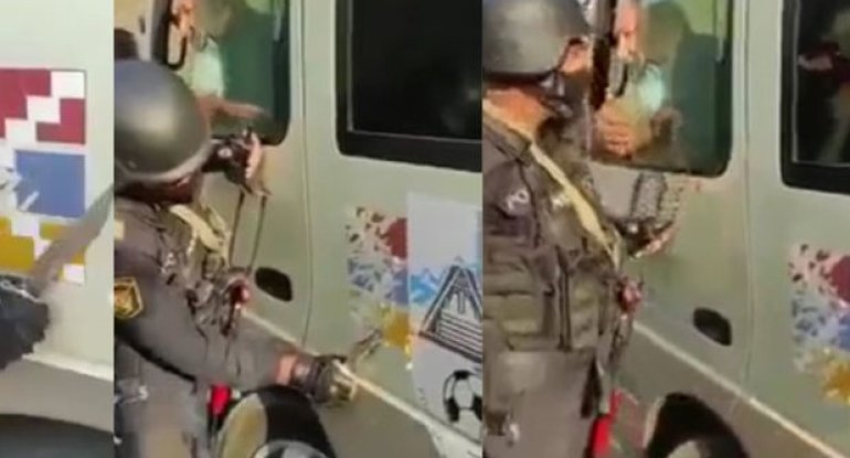 Azərbaycan polisi qondarma “bayrağ”ı maşınların üzərindən süngü ilə qazıdı - VİDEO