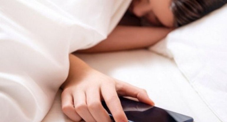 Telefonu niyə yastığın altına qoyub yatmaq olmaz?