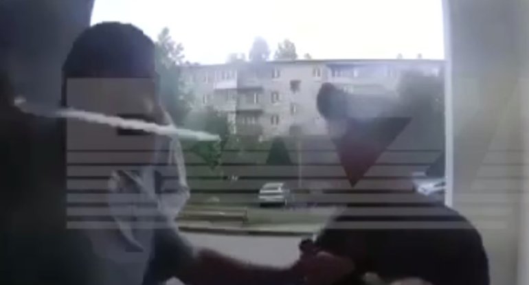 Binaya girmək istəyənləri bıçaqladı: 