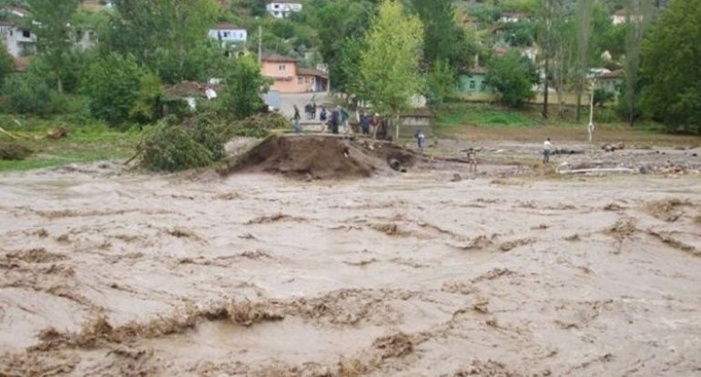 Bu rayonlara güclü yağış yağır - Sel və daşqın var
