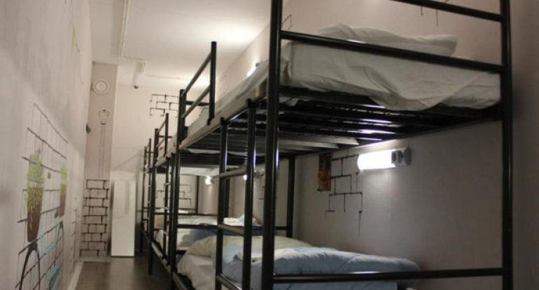 Paytaxtdakı hosteldə müəmmalı ölüm