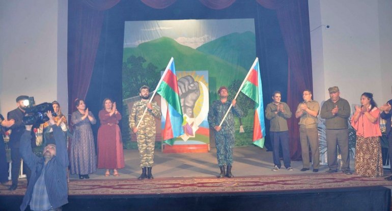 Ağdam teatrı yeni mövsümün ilk tamaşasını hərbçilər üçün təqdim edib - FOTO