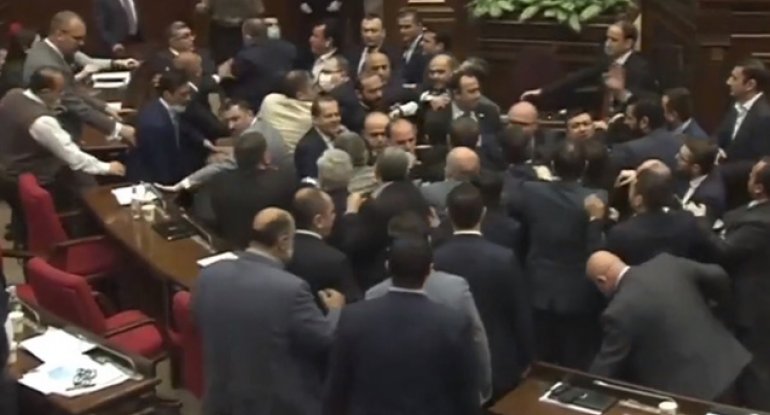 Ermənistan parlamentində dava düşdü, iclas yarımçıq kəsildi - VİDEO