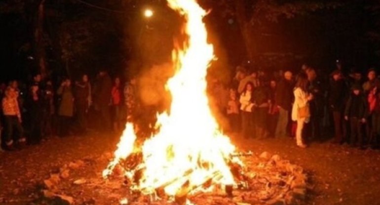 Əvvəlcə qonşuları tonqal başına yığdı, sonra isə görün nə etdi...