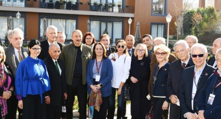Prezident və birinci xanım VIII Qlobal Bakı Forumunun Şuşaya səfər edən iştirakçıları ilə söhbət ediblər - FOTO