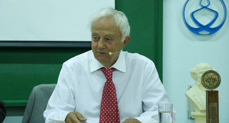 Xəstəliklərin artmasının səbəbi insanların çox dərman içməsidir - Məşhur yazıçı