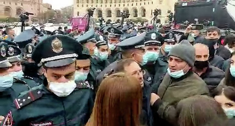 İrəvanda polislə mitinq iştirakçıları arasında toqquşma - VİDEO