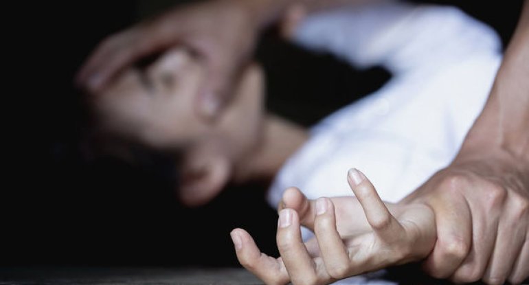 Zorlanmaya görə həbsdə olmuş şəxs azadlığa çıxıb məktəbliyə təcavüz etdi – MƏHKƏMƏ İŞİ
