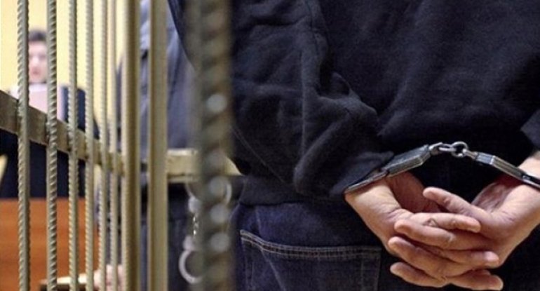 Polis formasında gəzib dələduzluq edən şəxsə hökm oxundu