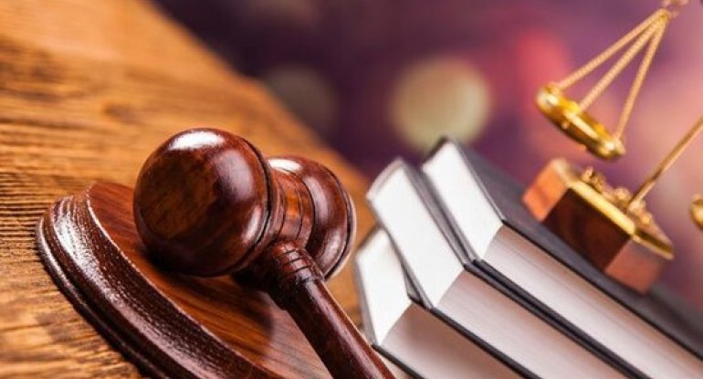 Bacısını çantasından siqaret çıxdığına görə qayçı ilə vurdu, azadlıqda qaldı - HÖKM