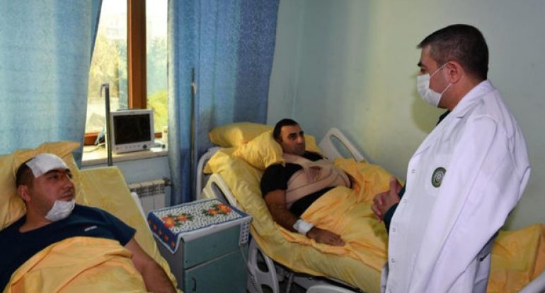 Elçin Quliyev helikopter qəzasında yaralanan hərbçilərə baş çəkdi