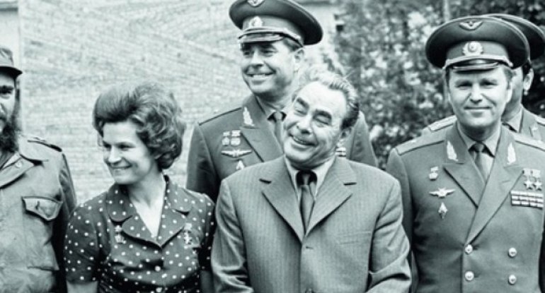 Bir ildə iki dəfə “qəhrəman” adı alan kosmonavt – Brejnev Şatalova daha bir mənzil verib