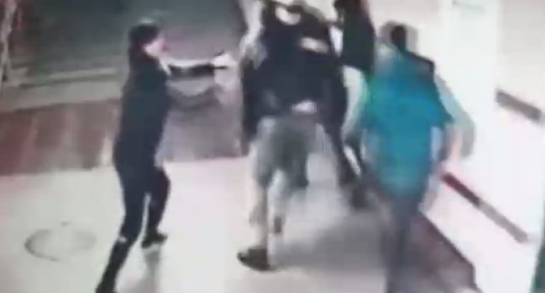 Yeraltı keçiddə dava: 3 nəfər bir kişini döydü - VİDEO