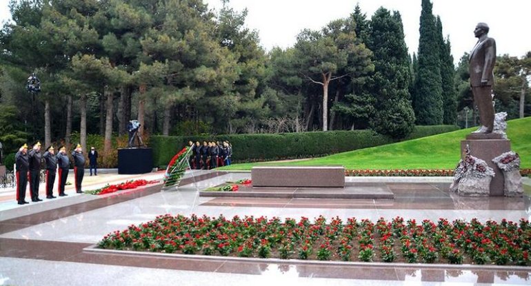 Generallar Heydər Əliyevin məzarını ziyarət etdi - FOTO