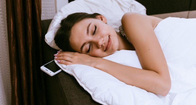 Gecə telefonu yastığın altına qoyanlara XƏBƏRDARLIQ