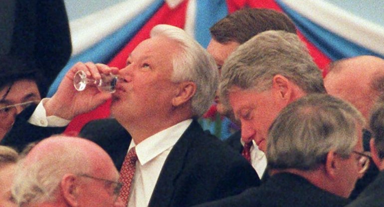 Boris Yeltsin və Bill Klinton Kremlin tualetində necə araq içiblər? - FOTO