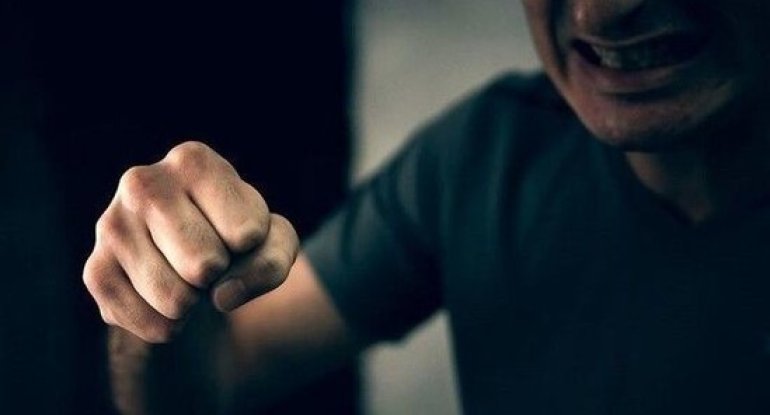 Dostu videosunu silmədi, onu döyüb öldürdü - Bakıda qətl