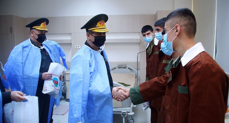 Müdafiə Nazirliyinin rəhbərliyi bayram günündə hərbi hospitalı ziyarət edib - FOTOxa0