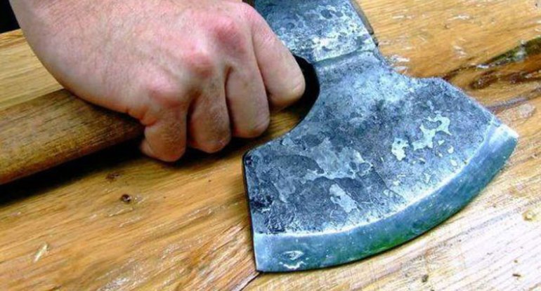 Xaçmazda oğlu tərəfindən baltalanan qadın öldü