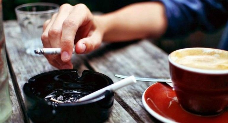 Çay içərkən siqaret çəkmək xərçəng yaradır - Həkim