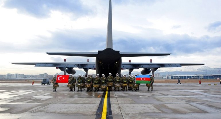 Azərbaycan hərbçiləri Türkiyədə paraşüt təlimlərində iştirak ediblər - FOTO