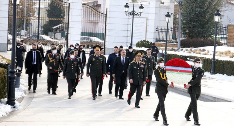 Zakir Həsənov Ankarada ulu öndərin abidəsini ziyarət edib