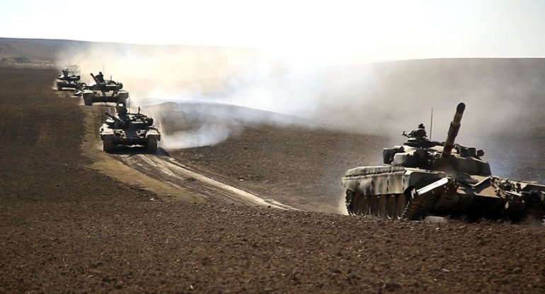 Azərbaycan Ordusunun mexanikləşdirilmiş və tank bölmələrinin məşğələləri keçirilir - VİDEO
