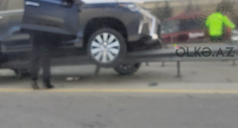 Bakı-Sumqayıt yolunda "Lexus" qəza törətdi: tıxac yarandı - FOTO