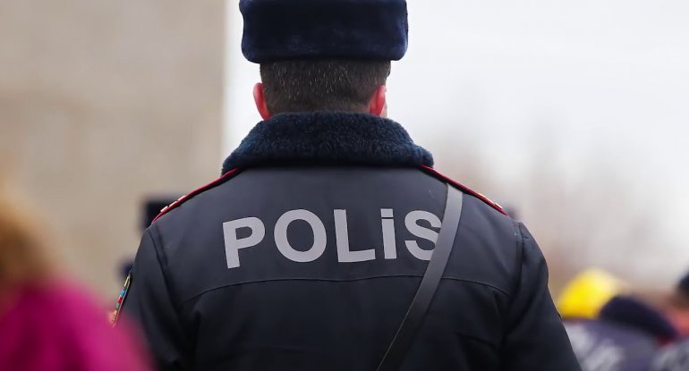 Jurnalistlərə təzyiq göstərən polis əməkdaşı işdən çıxarıldı - RƏSMİ
