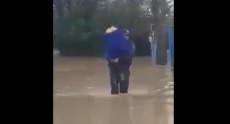 Polis yaşlı qadını qucağında daşıdı - Masallıda (VİDEO)