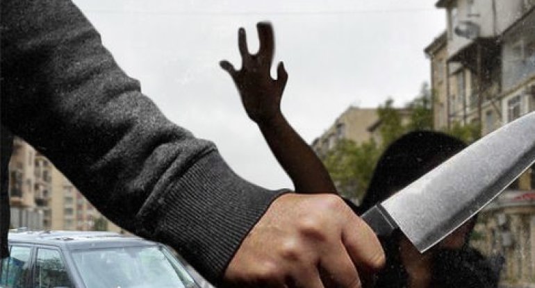Kişinin həyat yoldaşını avtomobillə vurub sonra bıçaqlamasının TƏFƏRRÜATI - FOTO