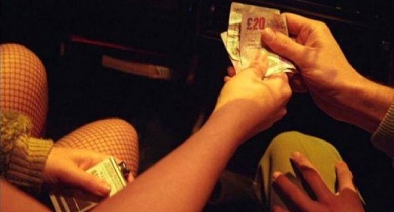 Məni gündə azı 10 nəfərlə görüşdürürdü, pulları özü alırdı... - 