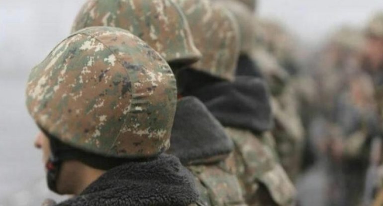 Separatçı rejim yeniyetmə və yaşlılara zorla silah və hərbi forma paylayır