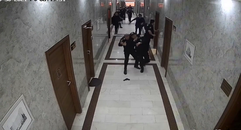 Polis şöbədə arvadını öldürdükdən sonra belə saxlanılıb - ANBAAN VİDEO