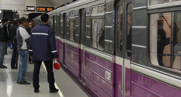 Metroda problem: Sərnişinlər stansiyadan düşürüldü