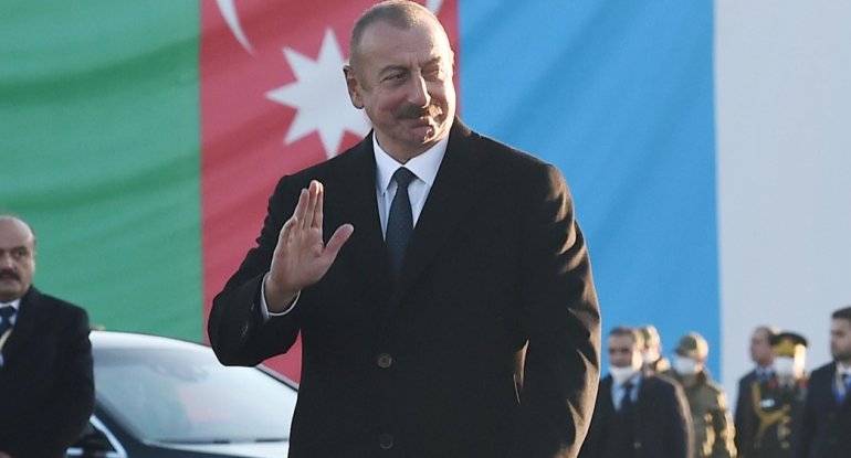 Əliyevin hədəfi: Birbaşa dialoq, Xankəndidə bayraq