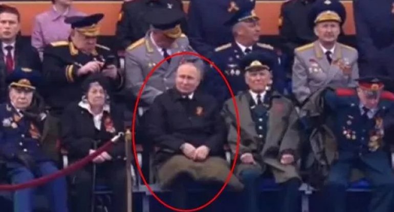9 mayda diqqət çəkən görüntü: Putin ayaqlarını gizlətdi