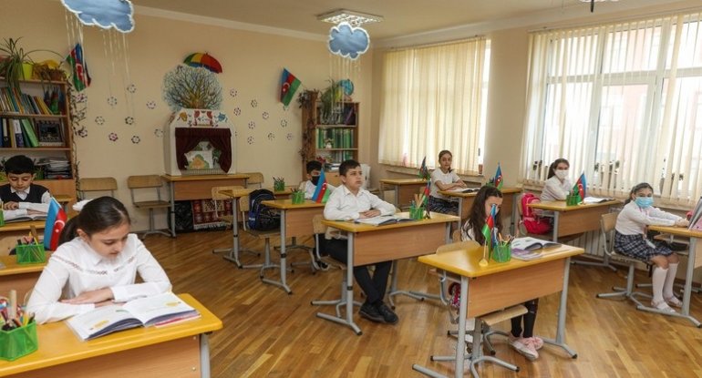 Azərbaycanda şagirdlərin yerdəyişməsi dayandırılıb