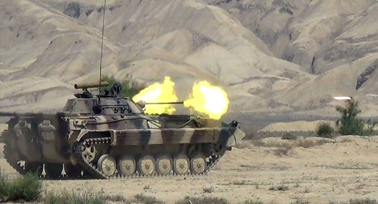 Quru Qoşunlarında döyüş atışlı taktiki təlim keçirilib