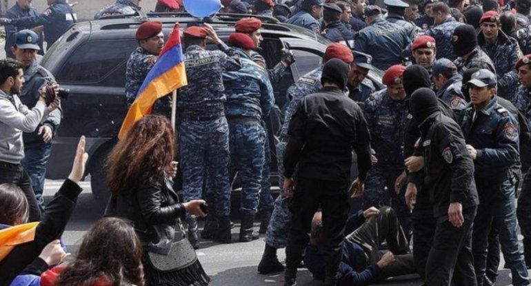 Ermənistanda mitinqlər müxalif deputatları ziyana salacaq