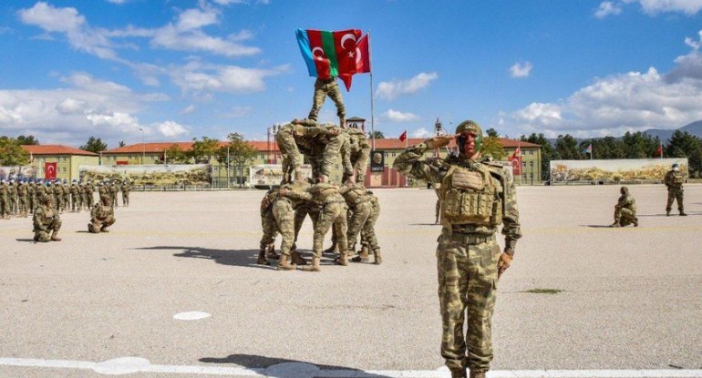 Azərbaycan Quru Qoşunlarının Komandanı: 
