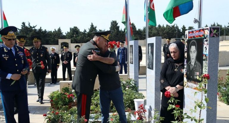 Müdafiə Nazirliyinin rəhbərliyi Fəxri xiyabanı və İkinci Şəhidlər xiyabanını ziyarət edib - FOTO