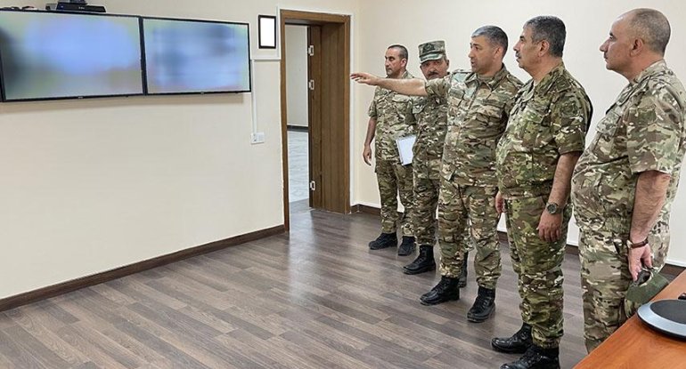 Müdafiə naziri Azərbaycan komandolarının döyüş hazırlığı ilə bağlı göstərişlər verib