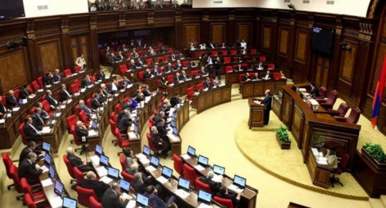 Ermənistan parlamenti bütün müxalifətçi deputatları mandatdan məhrum edəcək