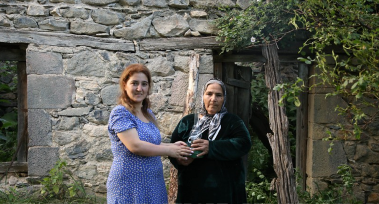 29 il sonra Laçına qayıdan ailənin sevinci - VİDEO