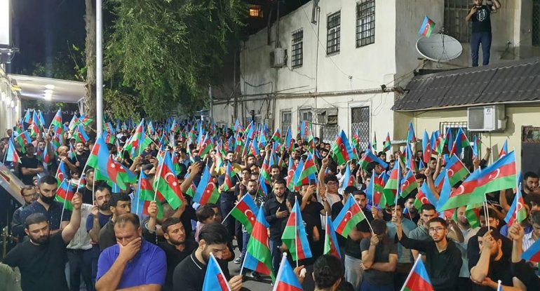 Azərbaycan bayrağı müqəddəs və toxunulmazdır - dindarların Londonda səfirliyə hücum edənlərə cavabı - FOTOLAR