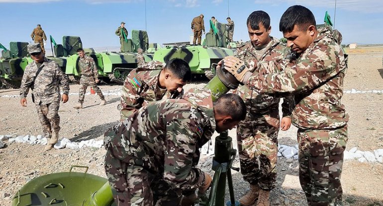 “Artilleriya atəşinin ustaları” müsabiqəsində silah və hərbi texnikaya baxış keçirilib - FOTO