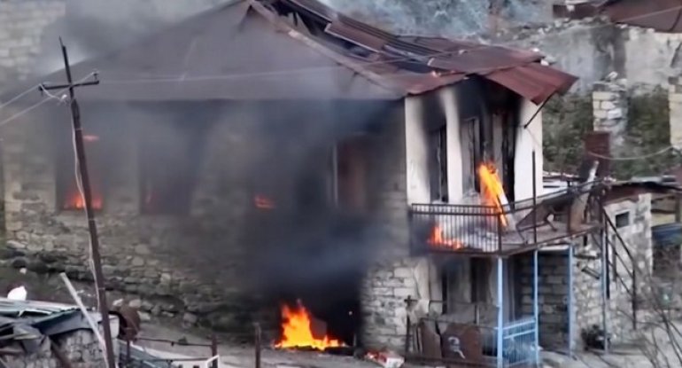 Laçını tərk edən ermənilərdən növbəti barbarlıq: Evləri yandırırlar - VİDEO