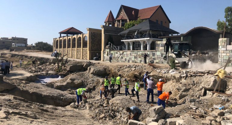 Buzovnada qanunsuz tikililərin söküntü işləri davam edir - FOTO