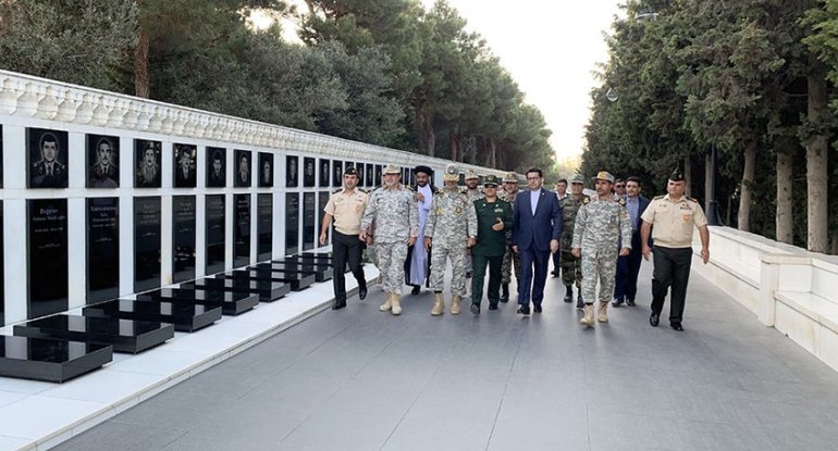 İran hərbi nümayəndə heyəti Şəhidlər xiyabanını ziyarət edib - FOTO